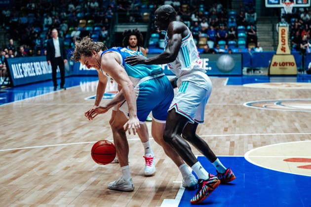 Jacob Holt (Skyliners Frankfurt, 10), Kur Jongkuch (Telekom Baskets Bonn, 15) GER, Skyliners Frankfurt vs. Telekom Baskets Bonn easyCredit BBL, Bundesliga, 32 Spieltag, Saison 2025 2026. 01.05.2026 Eibner-Pressefoto Attila Ziga GER, Skyliners Frankfurt vs. Telekom Baskets Bonn easyCredit BBL, Bundesliga, 32 Spieltag, Saison 2025 2026. 01.05.2026 Frankfurt am Main Copyright: xEibner-Pressefotox EP_AZA