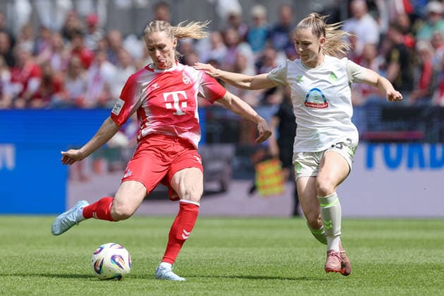 v.li.: Pauline Bremer (1. FC Köln, 11) und Michelle Weiß (SV Werder Bremen, 15) im Zweikampf, Duell, Dynamik, Aktion, Action, Spielszene, DIE DFB-RICHTLINIEN UNTERSAGEN JEGLICHE NUTZUNG VON FOTOS ALS SEQUENZBILDER UND ODER VIDEOÄHNLICHE FOTOSTRECKEN. DFB REGULATIONS PROHIBIT ANY USE OF PHOTOGRAPHS AS IMAGE SEQUENCES AND OR QUASI-VIDEO., 02.05.2026, Bremen (Deutschland), Fussball, Regionalliga Nord, SV Werder Bremen II - Hamburger SV II