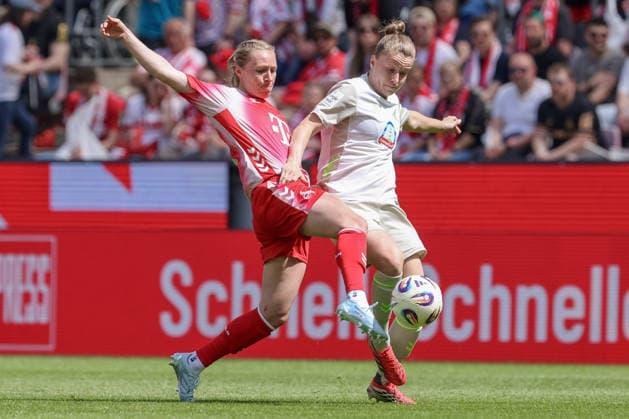 v.li.: Pauline Bremer (1. FC Köln, 11) und Michelle Ulbrich (SV Werder Bremen, 5) im Zweikampf, Duell, Dynamik, Aktion, Action, Spielszene, DIE DFB-RICHTLINIEN UNTERSAGEN JEGLICHE NUTZUNG VON FOTOS ALS SEQUENZBILDER UND ODER VIDEOÄHNLICHE FOTOSTRECKEN. DFB REGULATIONS PROHIBIT ANY USE OF PHOTOGRAPHS AS IMAGE SEQUENCES AND OR QUASI-VIDEO., 02.05.2026, Bremen (Deutschland), Fussball, Regionalliga Nord, SV Werder Bremen II - Hamburger SV II