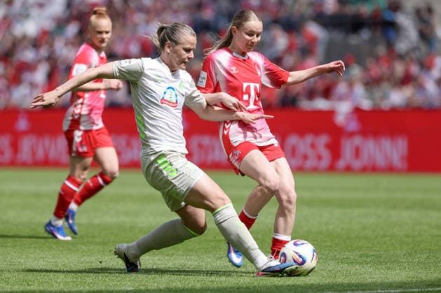 v.li.: Lena Petermann (SV Werder Bremen, 20) und Carlotta Imping (1. FC Köln, 14) im Zweikampf, Duell, Dynamik, Aktion, Action, Spielszene, DIE DFB-RICHTLINIEN UNTERSAGEN JEGLICHE NUTZUNG VON FOTOS ALS SEQUENZBILDER UND ODER VIDEOÄHNLICHE FOTOSTRECKEN. DFB REGULATIONS PROHIBIT ANY USE OF PHOTOGRAPHS AS IMAGE SEQUENCES AND OR QUASI-VIDEO., 02.05.2026, Bremen (Deutschland), Fussball, Regionalliga Nord, SV Werder Bremen II - Hamburger SV II