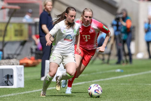 v.li.: Chiara D Angelo (SV Werder Bremen, 2) am Ball, Einzelbild, Ganzkörper, Aktion, Action, Spielszene, Pauline Bremer (1. FC Köln, 11), DIE DFB-RICHTLINIEN UNTERSAGEN JEGLICHE NUTZUNG VON FOTOS ALS SEQUENZBILDER UND ODER VIDEOÄHNLICHE FOTOSTRECKEN. DFB REGULATIONS PROHIBIT ANY USE OF PHOTOGRAPHS AS IMAGE SEQUENCES AND OR QUASI-VIDEO., 02.05.2026, Bremen (Deutschland), Fussball, Regionalliga Nord, SV Werder Bremen II - Hamburger SV II