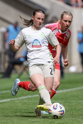 v.li.: Chiara D Angelo (SV Werder Bremen, 2) am Ball, Einzelbild, Ganzkörper, Aktion, Action, Spielszene, Pauline Bremer (1. FC Köln, 11), DIE DFB-RICHTLINIEN UNTERSAGEN JEGLICHE NUTZUNG VON FOTOS ALS SEQUENZBILDER UND ODER VIDEOÄHNLICHE FOTOSTRECKEN. DFB REGULATIONS PROHIBIT ANY USE OF PHOTOGRAPHS AS IMAGE SEQUENCES AND OR QUASI-VIDEO., 02.05.2026, Bremen (Deutschland), Fussball, Regionalliga Nord, SV Werder Bremen II - Hamburger SV II