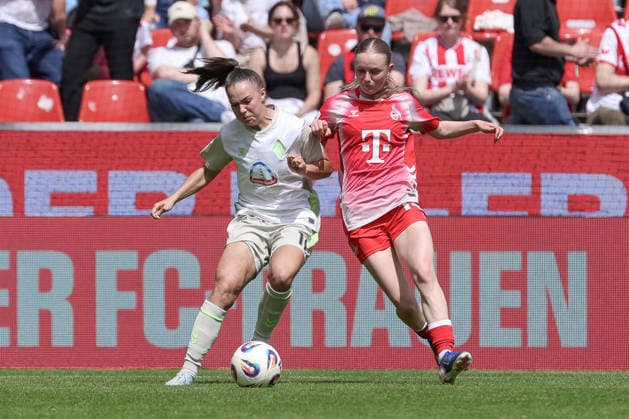 v.li.: Maja Sternad (SV Werder Bremen, 11) und Carlotta Imping (1. FC Köln, 14) im Zweikampf, Duell, Dynamik, Aktion, Action, Spielszene, DIE DFB-RICHTLINIEN UNTERSAGEN JEGLICHE NUTZUNG VON FOTOS ALS SEQUENZBILDER UND ODER VIDEOÄHNLICHE FOTOSTRECKEN. DFB REGULATIONS PROHIBIT ANY USE OF PHOTOGRAPHS AS IMAGE SEQUENCES AND OR QUASI-VIDEO., 02.05.2026, Bremen (Deutschland), Fussball, Regionalliga Nord, SV Werder Bremen II - Hamburger SV II