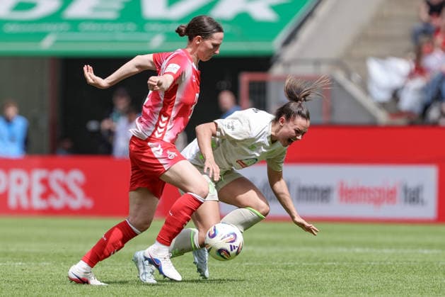 v.li.: Sara Agrez (1. FC Köln, 4) und Maja Sternad (SV Werder Bremen, 11) im Zweikampf, Duell, Dynamik, Aktion, Action, Spielszene, DIE DFB-RICHTLINIEN UNTERSAGEN JEGLICHE NUTZUNG VON FOTOS ALS SEQUENZBILDER UND ODER VIDEOÄHNLICHE FOTOSTRECKEN. DFB REGULATIONS PROHIBIT ANY USE OF PHOTOGRAPHS AS IMAGE SEQUENCES AND OR QUASI-VIDEO., 02.05.2026, Bremen (Deutschland), Fussball, Regionalliga Nord, SV Werder Bremen II - Hamburger SV II
