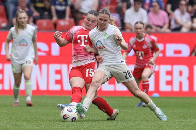 v.li.: Amelie Bohnen (1. FC Köln, 15) und Juliane Wirtz (SV Werder Bremen, 28) im Zweikampf, Duell, Dynamik, Aktion, Action, Spielszene, DIE DFB-RICHTLINIEN UNTERSAGEN JEGLICHE NUTZUNG VON FOTOS ALS SEQUENZBILDER UND ODER VIDEOÄHNLICHE FOTOSTRECKEN. DFB REGULATIONS PROHIBIT ANY USE OF PHOTOGRAPHS AS IMAGE SEQUENCES AND OR QUASI-VIDEO., 02.05.2026, Bremen (Deutschland), Fussball, Regionalliga Nord, SV Werder Bremen II - Hamburger SV II