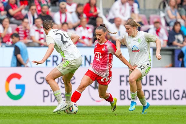 02.05.2026, xydrx, Frauen, Fußball, 1.Frauen-Bundesliga, 1.FC Köln - SV Werder Bremen, Saison 2025 2026, RheinEnergieSTADION: Vanessa Leimenstoll (FC Köln, 29) im Zweikampf gegen Lara Schmidt (SV Werder Bremen, 24) und Sarah Gutmann (SV Werder Bremen, 32) DFB regulations prohibit any use of photographs as image sequences and or quasi-video. Copyright: HMBxMedia YannisxDreimann