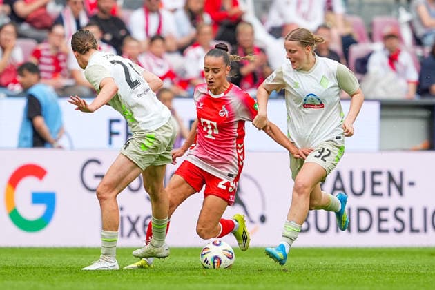 02.05.2026, xydrx, Frauen, Fußball, 1.Frauen-Bundesliga, 1.FC Köln - SV Werder Bremen, Saison 2025 2026, RheinEnergieSTADION: Vanessa Leimenstoll (FC Köln, 29) im Zweikampf gegen Lara Schmidt (SV Werder Bremen, 24) und Sarah Gutmann (SV Werder Bremen, 32) DFB regulations prohibit any use of photographs as image sequences and or quasi-video. Copyright: HMBxMedia YannisxDreimann