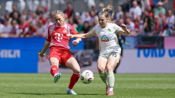 v.li.: Pauline Bremer (1. FC Köln, 11) und Michelle Weiß (SV Werder Bremen, 15) im Zweikampf, Duell, Dynamik, Aktion, Action, Spielszene, DIE DFB-RICHTLINIEN UNTERSAGEN JEGLICHE NUTZUNG VON FOTOS ALS SEQUENZBILDER UND ODER VIDEOÄHNLICHE FOTOSTRECKEN. DFB REGULATIONS PROHIBIT ANY USE OF PHOTOGRAPHS AS IMAGE SEQUENCES AND OR QUASI-VIDEO., 02.05.2026, Köln (Deutschland), Fussball, Google Pixel Frauen-Bundesliga, 1. FC Köln - SV Werder Bremen
