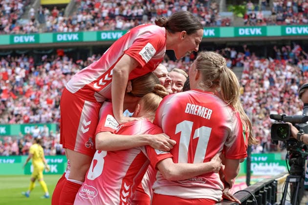 Spielerinnen von 1. FC Köln mit Torjubel, Jubel, jubeln, jubelt, optimistisch, Spielszene, Highlight, Freude über das Tor zum 1:0, DIE DFB-RICHTLINIEN UNTERSAGEN JEGLICHE NUTZUNG VON FOTOS ALS SEQUENZBILDER UND ODER VIDEOÄHNLICHE FOTOSTRECKEN. DFB REGULATIONS PROHIBIT ANY USE OF PHOTOGRAPHS AS IMAGE SEQUENCES AND OR QUASI-VIDEO., 02.05.2026, Köln (Deutschland), Fussball, Google Pixel Frauen-Bundesliga, 1. FC Köln - SV Werder Bremen