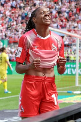 Torschützin Lydia Andrade (1. FC Köln, 17) mit Torjubel, Jubel, jubeln, jubelt, optimistisch, Spielszene, Highlight, Freude über das Tor zum 1:0, DIE DFB-RICHTLINIEN UNTERSAGEN JEGLICHE NUTZUNG VON FOTOS ALS SEQUENZBILDER UND ODER VIDEOÄHNLICHE FOTOSTRECKEN. DFB REGULATIONS PROHIBIT ANY USE OF PHOTOGRAPHS AS IMAGE SEQUENCES AND OR QUASI-VIDEO., 02.05.2026, Köln (Deutschland), Fussball, Google Pixel Frauen-Bundesliga, 1. FC Köln - SV Werder Bremen