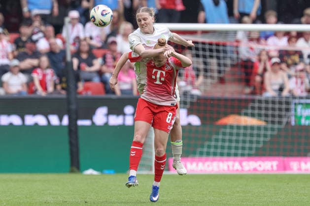 v.li.: Lina Hausicke (SV Werder Bremen, 18) und Laura Vogt (1. FC Köln, 8) im Kopfballduell, Kopfball, Zweikampf, Action, Aktion, Spielszene, DIE DFB-RICHTLINIEN UNTERSAGEN JEGLICHE NUTZUNG VON FOTOS ALS SEQUENZBILDER UND ODER VIDEOÄHNLICHE FOTOSTRECKEN. DFB REGULATIONS PROHIBIT ANY USE OF PHOTOGRAPHS AS IMAGE SEQUENCES AND OR QUASI-VIDEO., 02.05.2026, Köln (Deutschland), Fussball, Google Pixel Frauen-Bundesliga, 1. FC Köln - SV Werder Bremen