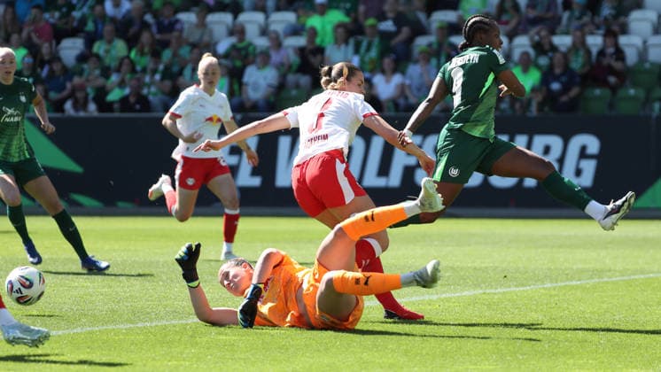 VfL vs. Leipzig, BL Frauen Wolfsburg, 02.05.2026, Fußball, Frauen, Google Pixel Bundesliga, Saison 2025 2026, VfL Wolfsburg vs RB Leipzig, Torfrau Elvira Herzog (RB Leipzig), Andrea Norheim (RB Leipzig), Lineth Beerensteyn (VfL Wolfsburg) AOK Stadion Niedersachsen Deutschland