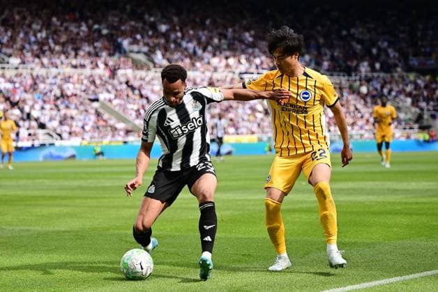 Jacob Murphy of Newcastle United and Kaoru Mitoma of Brighton & Hove Albion Newcastle United v Brighton and Hove Albion, Premier League, Football, St James Park, Newcastle , UK - 02 May 2026Newcastle St James Park United Kingdom EDITORIAL USE ONLY No use with unauthorised audio, video, data, fixture lists, club league logos or live services. Online in-match use limited to 120 images, no video emulation. No use in betting, games or single club league player publications. Copyright: xMarkxRunnacles Shutterstockx 16854507bo