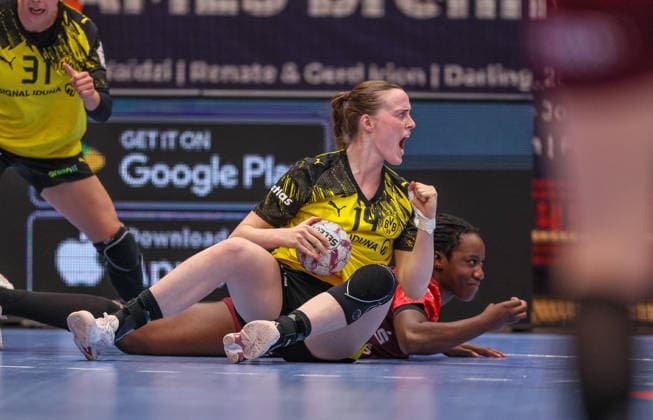 GER, Bensheim, HSG Bensheim Auerbach Flames vs Borussia Dortmund, Alsco Handball Bundesliga Frauen, Handball, DHB, Spielzeit 2025 2026, Weststadthalle Bensheim, Playoff Halbfinale, 2. Spiel im Bild v.l.: Alieke van Maurik (Borussia Dortmund Handball 14), Ndidi Agwunedu (HSG Bensheim Auerbach Flames Frauen 15), Emotionen DFB DFL REGULATIONS PROHIBIT ANY USE OF PHOTOGRAPHS AS IMAGE SEQUENCES AND OR QUASI-VIDEO, 02.05.2026 Copyright: HMBxMedia HendrikxHamelau