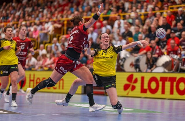 Sport Bilder des Tages GER, Bensheim, HSG Bensheim Auerbach Flames vs Borussia Dortmund, Alsco Handball Bundesliga Frauen, Handball, DHB, Spielzeit 2025 2026, Weststadthalle Bensheim, Playoff Halbfinale, 2. Spiel im Bild v.l.: Mareike Thomaier (HSG Bensheim Auerbach Flames Frauen 2), Alieke van Maurik (Borussia Dortmund Handball 14) DFB DFL REGULATIONS PROHIBIT ANY USE OF PHOTOGRAPHS AS IMAGE SEQUENCES AND OR QUASI-VIDEO, 02.05.2026 Copyright: HMBxMedia HendrikxHamelau