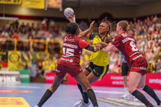 GER, Bensheim, HSG Bensheim Auerbach Flames vs Borussia Dortmund, Alsco Handball Bundesliga Frauen, Handball, DHB, Spielzeit 2025 2026, Weststadthalle Bensheim, Playoff Halbfinale, 2. Spiel im Bild v.l.: Ndidi Agwunedu (HSG Bensheim Auerbach Flames Frauen 15), Deborah Lassource (Borussia Dortmund Handball 22) DFB DFL REGULATIONS PROHIBIT ANY USE OF PHOTOGRAPHS AS IMAGE SEQUENCES AND OR QUASI-VIDEO, 02.05.2026 Copyright: HMBxMedia HendrikxHamelau