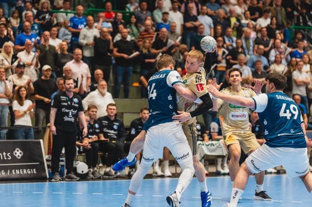 Gerdas Babarskas (Bergischer HC, 14) im Zweikampf mit Jonathan Edvardsson (TSV Hannover-Burgdorf, 26) Bergischer HC vs. TSV Hannover-Burgdorf, Handball, Daikin 1.HBL, 30.Spieltag, Saison 2025 26, 02.04.2026, Bergischer HC vs. TSV Hannover-Burgdorf, Handball, Daikin 1.HBL, 30.Spieltag, Saison 2025 26, 02.04.2026 Wuppertal Copyright: xEibner-Pressefoto LukasxBaldygax EP_LBA