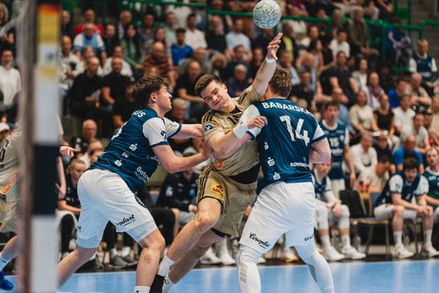 Soeren Steinhaus (Bergischer HC, 53) im Zweikampf mit Renars Uscins (TSV Hannover-Burgdorf, 10) der werfen will und gehalten wird von Gerdas Babarskas (Bergischer HC, 14) Bergischer HC vs. TSV Hannover-Burgdorf, Handball, Daikin 1.HBL, 30.Spieltag, Saison 2025 26, 02.04.2026, Bergischer HC vs. TSV Hannover-Burgdorf, Handball, Daikin 1.HBL, 30.Spieltag, Saison 2025 26, 02.04.2026 Wuppertal Copyright: xEibner-Pressefoto LukasxBaldygax EP_LBA