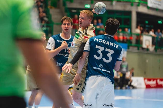 Lars Kooij (Bergischer HC, 15), Simon Gade (TSV Hannover-Burgdorf, 16) beim Wurfversuch, Eloy Morante Maldonado (Bergischer HC, 33) Bergischer HC vs. TSV Hannover-Burgdorf, Handball, Daikin 1.HBL, 30.Spieltag, Saison 2025 26, 02.04.2026, Bergischer HC vs. TSV Hannover-Burgdorf, Handball, Daikin 1.HBL, 30.Spieltag, Saison 2025 26, 02.04.2026 Wuppertal Copyright: xEibner-Pressefoto LukasxBaldygax EP_LBA