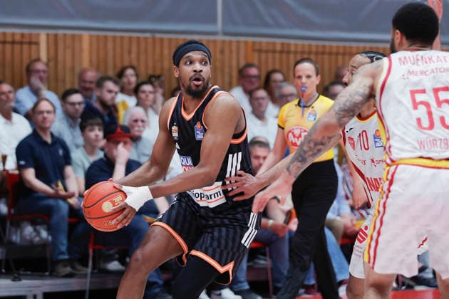 Im Bild: v.li. Justin Simon (ratiopharm Ulm, 15) am Ball gegen Davion Mintz (Wuerzburg Baskets, 10) 02.05.2026, Basketball, Fitness First Wuerzburg Baskets vs. ratiopharm Ulm, easyCredit BBL, 32. Spieltag, Deutschland, 97072, tectake-Arena Wuerzburg, Copyright: HMBxMedia xJulienxBecker
