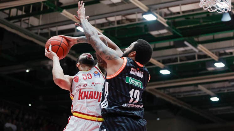 Im Bild: v.li. David Muenkat (Wuerzburg Baskets, 55) gegen Joel Soriano (ratiopharm Ulm, 12) 02.05.2026, Basketball, Fitness First Wuerzburg Baskets vs. ratiopharm Ulm, easyCredit BBL, 32. Spieltag, Deutschland, 97072, tectake-Arena Wuerzburg, Copyright: HMBxMedia xJulienxBecker
