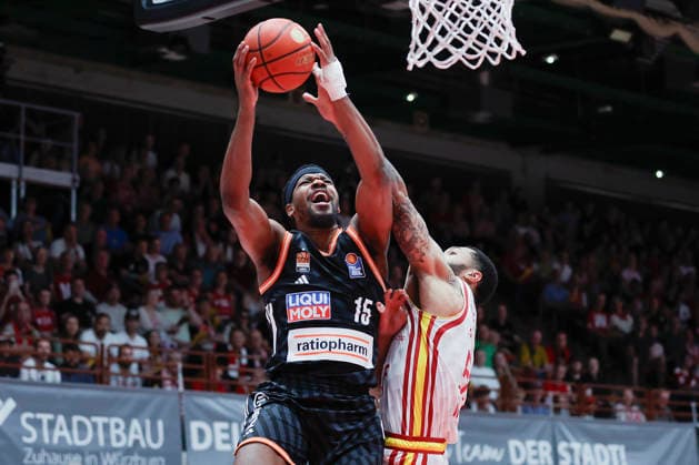 Im Bild: v.li. Justin Simon (ratiopharm Ulm, 15) am Ball gegen David Muenkat (Wuerzburg Baskets, 55) 02.05.2026, Basketball, Fitness First Wuerzburg Baskets vs. ratiopharm Ulm, easyCredit BBL, 32. Spieltag, Deutschland, 97072, tectake-Arena Wuerzburg, Copyright: HMBxMedia xJulienxBecker