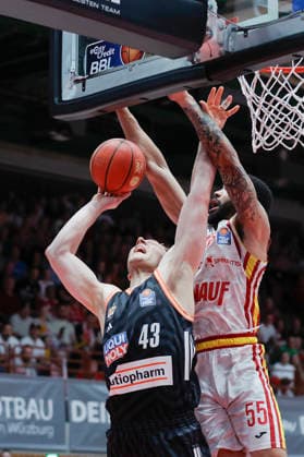 Im Bild: v.li. Christian Sengfelder (ratiopharm Ulm, 43) wird von David Muenkat (Wuerzburg Baskets, 55) geblockt. 02.05.2026, Basketball, Fitness First Wuerzburg Baskets vs. ratiopharm Ulm, easyCredit BBL, 32. Spieltag, Deutschland, 97072, tectake-Arena Wuerzburg, Copyright: HMBxMedia xJulienxBecker