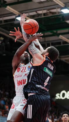 Im Bild: v.li. Johnathan Stove (Wuerzburg Baskets, 22) gegen Christopher Ledlum (ratiopharm Ulm, 4) 02.05.2026, Basketball, Fitness First Wuerzburg Baskets vs. ratiopharm Ulm, easyCredit BBL, 32. Spieltag, Deutschland, 97072, tectake-Arena Wuerzburg, Copyright: HMBxMedia xJulienxBecker