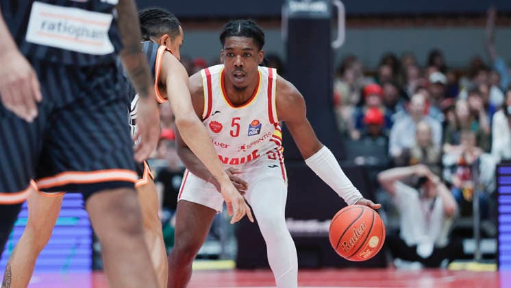 Im Bild: v.li. Nelson Weidemann (ratiopharm Ulm, 0) gegen Marcus Carr(Wuerzburg Baskets, 5) am Ball 02.05.2026, Basketball, Fitness First Wuerzburg Baskets vs. ratiopharm Ulm, easyCredit BBL, 32. Spieltag, Deutschland, 97072, tectake-Arena Wuerzburg, Copyright: HMBxMedia xJulienxBecker