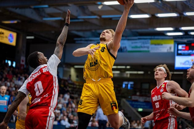 Cedric Cezell Russel Jr (RheinStars Koeln, 00) Lucas Mayer (Bozic Estriche Knights Kirchheim, 08) Adam John Paige (RheinStars Koeln, 13) GER, Bozic Estriche Knights Kirchheim vs. RheinStars Koeln, BARMER 2. Basketball Bundesliga, 34. Spieltag, Saison 2025 2026, 02.05.2026 , GER, Bozic Estriche Knights Kirchheim vs. RheinStars Koeln, BARMER 2. Basketball Bundesliga, 34. Spieltag, Saison 2025 2026, 02.05.2026 Goeppingen Copyright: xEibner-Pressefoto NinaxSanderx EP_NSR
