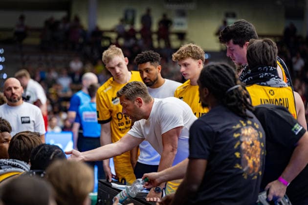 Timeout Bozic Knights GER, Bozic Estriche Knights Kirchheim vs. RheinStars Koeln, BARMER 2. Basketball Bundesliga, 34. Spieltag, Saison 2025 2026, 02.05.2026 , GER, Bozic Estriche Knights Kirchheim vs. RheinStars Koeln, BARMER 2. Basketball Bundesliga, 34. Spieltag, Saison 2025 2026, 02.05.2026 Goeppingen Copyright: xEibner-Pressefoto NinaxSanderx EP_NSR