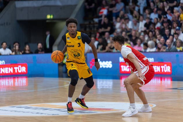 Charles Tyorne Harris Jr. (Bozic Estriche Knights Kirchheim, 03) Timothy Nehmiah Davis. (RheinStars Koeln, 11) GER, Bozic Estriche Knights Kirchheim vs. RheinStars Koeln, BARMER 2. Basketball Bundesliga, 34. Spieltag, Saison 2025 2026, 02.05.2026 , GER, Bozic Estriche Knights Kirchheim vs. RheinStars Koeln, BARMER 2. Basketball Bundesliga, 34. Spieltag, Saison 2025 2026, 02.05.2026 Goeppingen Copyright: xEibner-Pressefoto NinaxSanderx EP_NSR
