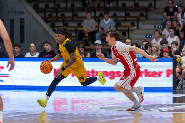 Phillip Montreal Russell (Bozic Estriche Knights Kirchheim, 01) Jasper Guenther (RheinStars Koeln, 06) GER, Bozic Estriche Knights Kirchheim vs. RheinStars Koeln, BARMER 2. Basketball Bundesliga, 34. Spieltag, Saison 2025 2026, 02.05.2026 , GER, Bozic Estriche Knights Kirchheim vs. RheinStars Koeln, BARMER 2. Basketball Bundesliga, 34. Spieltag, Saison 2025 2026, 02.05.2026 Goeppingen Copyright: xEibner-Pressefoto NinaxSanderx EP_NSR