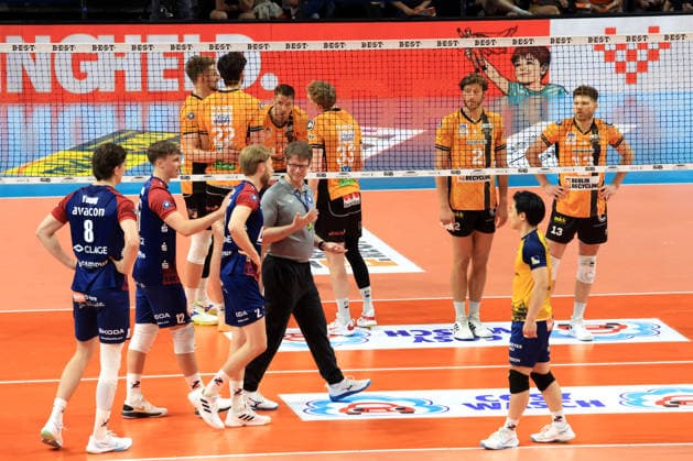 DEU, DVV, 1.VBL, BR Volleys vs. SVG Lueneburg, 02.05.2026, Max-Schmeling-Halle, Berlin, DEU, DVV, 1.VBL, BR Volleys vs. SVG Lueneburg, im Bild BR Volleys-Spielerkreis, Lueneburger-Spielerkreis
