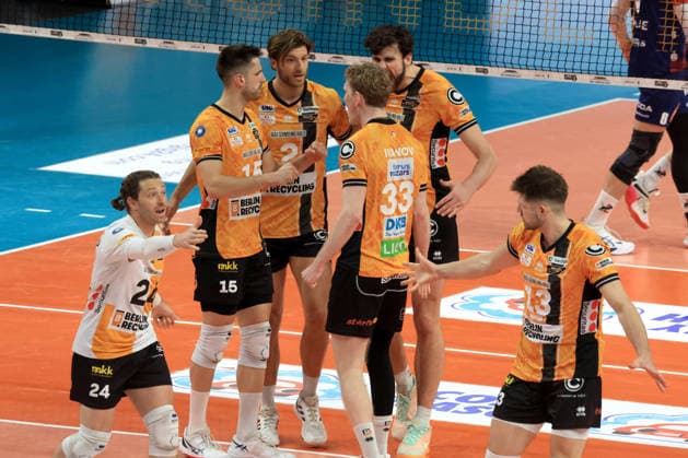 DEU, DVV, 1.VBL, BR Volleys vs. SVG Lueneburg, 02.05.2026, Max-Schmeling-Halle, Berlin, DEU, DVV, 1.VBL, BR Volleys vs. SVG Lueneburg, im Bild BR Volleys-Spielerkreis, Kyle Dagostino (BR Volleys 24), Ruben Schott (BR Volleys 13)