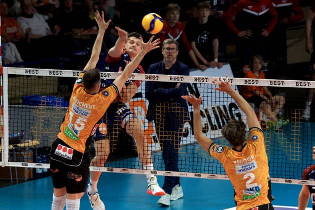 DEU, DVV, 1.VBL, BR Volleys vs. SVG Lueneburg, 02.05.2026, Max-Schmeling-Halle, Berlin, DEU, DVV, 1.VBL, BR Volleys vs. SVG Lueneburg, im Bild Moritz Reichert (BR Volleys 15), Matthew Knigge (BR Volleys 2), Christopher Byam (Lueneburg 4)