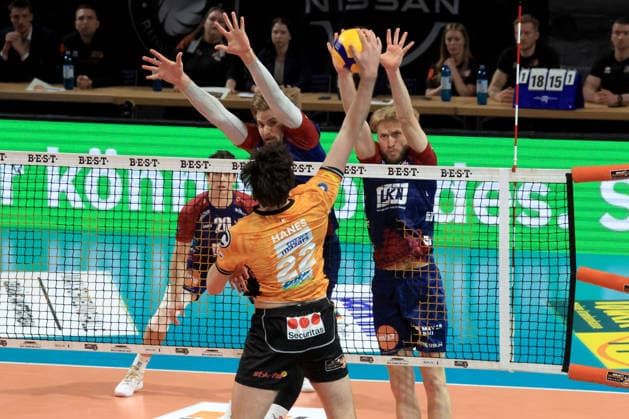 DEU, DVV, 1.VBL, BR Volleys vs. SVG Lueneburg, 02.05.2026, Max-Schmeling-Halle, Berlin, DEU, DVV, 1.VBL, BR Volleys vs. SVG Lueneburg, im Bild Jake Hanes (BR Volleys 22), Jackson Howe (Lueneburg 6), Matthew Knigge (BR Volleys 2)