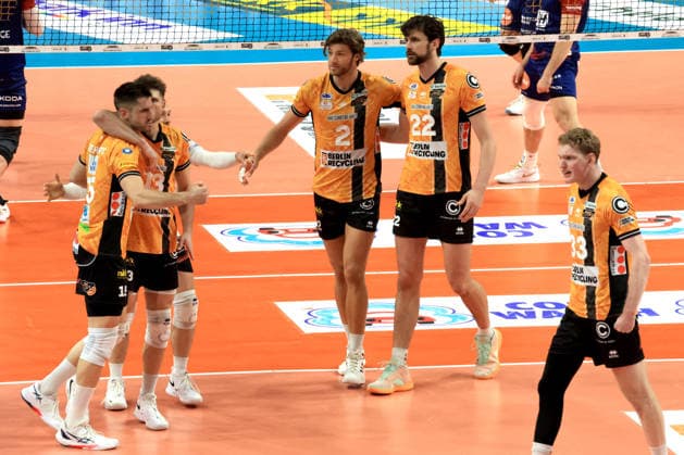 DEU, DVV, 1.VBL, BR Volleys vs. SVG Lueneburg, 02.05.2026, Max-Schmeling-Halle, Berlin, DEU, DVV, 1.VBL, BR Volleys vs. SVG Lueneburg, im Bild BR Volleys-Spielerkreis
