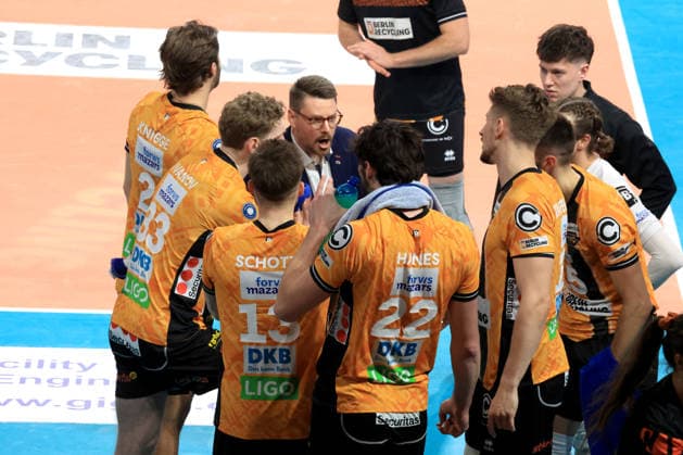 DEU, DVV, 1.VBL, BR Volleys vs. SVG Lueneburg, 02.05.2026, Max-Schmeling-Halle, Berlin, DEU, DVV, 1.VBL, BR Volleys vs. SVG Lueneburg, im Bild Trainer Alexandre Leal (BR Volleys), BR Volleys-Spielerkreis