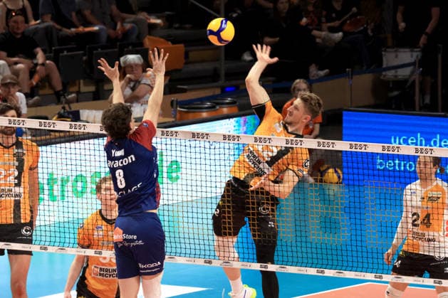 DEU, DVV, 1.VBL, BR Volleys vs. SVG Lueneburg, 02.05.2026, Max-Schmeling-Halle, Berlin, DEU, DVV, 1.VBL, BR Volleys vs. SVG Lueneburg, im Bild Florian Krage-Brewitz (BR Volleys 12), Cole Young (Lueneburg 8)