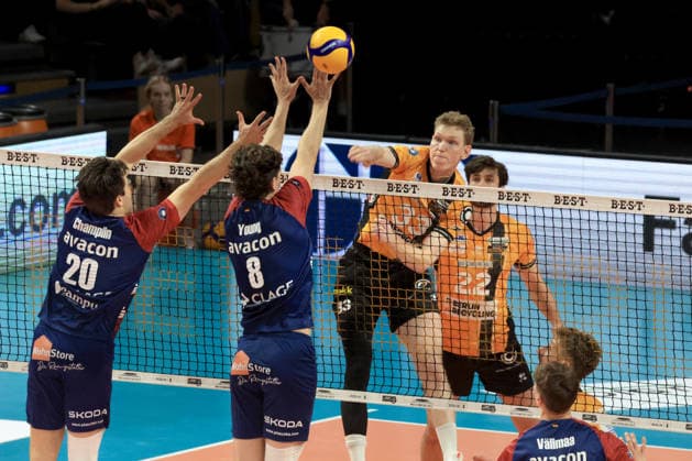 DEU, DVV, 1.VBL, BR Volleys vs. SVG Lueneburg, 02.05.2026, Max-Schmeling-Halle, Berlin, DEU, DVV, 1.VBL, BR Volleys vs. SVG Lueneburg, im Bild Fedor Ivanov (BR Volleys 33), l20 , Cole Young (Lueneburg 8)