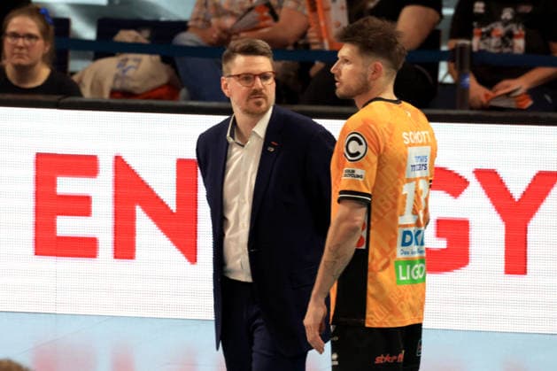 DEU, DVV, 1.VBL, BR Volleys vs. SVG Lueneburg, 02.05.2026, Max-Schmeling-Halle, Berlin, DEU, DVV, 1.VBL, BR Volleys vs. SVG Lueneburg, im Bild Trainer Alexandre Leal (BR Volleys), Ruben Schott (BR Volleys 13)