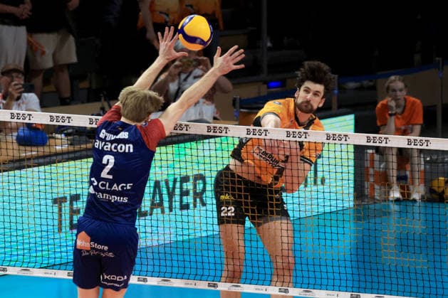 DEU, DVV, 1.VBL, BR Volleys vs. SVG Lueneburg, 02.05.2026, Max-Schmeling-Halle, Berlin, DEU, DVV, 1.VBL, BR Volleys vs. SVG Lueneburg, im Bild Jake Hanes (BR Volleys 22), Daniel Gruvaeus (Lueneburg 2)
