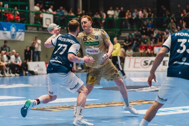 Johannes Wasielewski (Bergischer HC, 77) im Zweikampf mit Lukas Stutzke (TSV Hannover-Burgdorf, 39) Bergischer HC vs. TSV Hannover-Burgdorf, Handball, Daikin 1.HBL, 30.Spieltag, Saison 2025 26, 02.04.2026, Bergischer HC vs. TSV Hannover-Burgdorf, Handball, Daikin 1.HBL, 30.Spieltag, Saison 2025 26, 02.04.2026 Wuppertal Copyright: xEibner-Pressefoto LukasxBaldygax EP_LBA