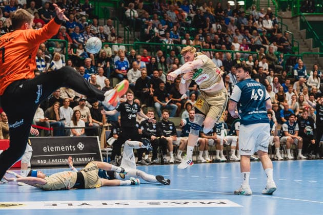 Arnor Por Gunnarsson (Bergischer HC, Trainer) protestiert und reisst die Arme hoch, Christopher Rudeck (Bergischer HC, 01) versucht den Wurf von Vilhelm Poulsen (TSV Hannover-Burgdorf, 09) zu halten, Dieser steigt hoch zum Wurf, Aron Seesing (Bergischer HC, 49) kommt zu spaet Bergischer HC vs. TSV Hannover-Burgdorf, Handball, Daikin 1.HBL, 30.Spieltag, Saison 2025 26, 02.04.2026, Bergischer HC vs. TSV Hannover-Burgdorf, Handball, Daikin 1.HBL, 30.Spieltag, Saison 2025 26, 02.04.2026 Wuppertal Copyright: xEibner-Pressefoto LukasxBaldygax EP_LBA