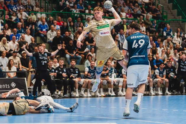 Arnor Por Gunnarsson (Bergischer HC, Trainer) protestiert und reisst die Arme hoch, Vilhelm Poulsen (TSV Hannover-Burgdorf, 09) steigt hoch zum Wurf, Aron Seesing (Bergischer HC, 49) kommt zu spaet Bergischer HC vs. TSV Hannover-Burgdorf, Handball, Daikin 1.HBL, 30.Spieltag, Saison 2025 26, 02.04.2026, Bergischer HC vs. TSV Hannover-Burgdorf, Handball, Daikin 1.HBL, 30.Spieltag, Saison 2025 26, 02.04.2026 Wuppertal Copyright: xEibner-Pressefoto LukasxBaldygax EP_LBA