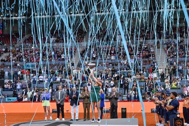May 2, 2026, Madrid, Madrid, Spain: The moment MARTA KOSTYUK of Ukraine †WILSON raises the trophy high in the air as confetti rains down during the Mutua Madrid Open 2026, ATP, Tennis Herren Masters 1000 and WTA, Tennis Damen 1000 tennis tournament, celebrated at Caja Magica on 01 may, 2026 in Madrid, Spain. Mutua Madrid Open 2026 - Day 12 (05.01.26) - ZUMAc312 20260502_zsp_c312_004 Copyright: xOscarxManuelxSanchezx