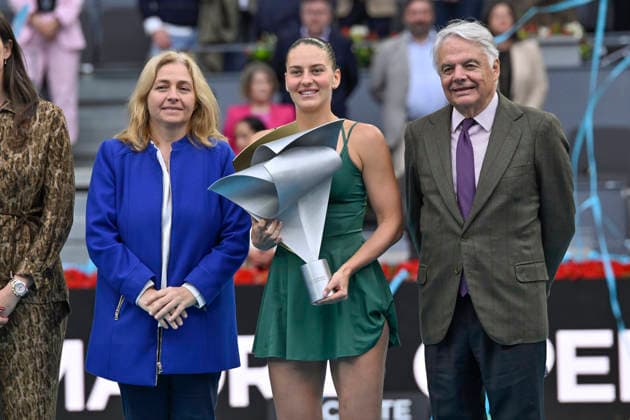 May 2, 2026, Madrid, Madrid, Spain: MARTA KOSTYUK of Ukraine †WILSON as she poses with the officials during the Mutua Madrid Open 2026, ATP, Tennis Herren Masters 1000 and WTA, Tennis Damen 1000 tennis tournament, celebrated at Caja Magica on 01 may, 2026 in Madrid, Spain. Mutua Madrid Open 2026 - Day 12 (05.01.26) - ZUMAc312 20260502_zsp_c312_006 Copyright: xOscarxManuelxSanchezx