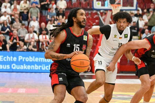 Donte Nicholas (Bayer Giants Leverkusen, 15) am Ball Artland Dragons vs. Bayer Giants Leverkusen, 2. Basketball-Bundesliga, Pro A, 34. Spieltag, Saison 2025 2026, 02.05.2026, Artland Dragons vs. Bayer Giants Leverkusen, 2. Basketball-Bundesliga, Pro A, 34. Spieltag, Saison 2025 2026, 02.05.2026 Quakenbrueck Copyright: xEibner-Pressefoto RobertxGertzenx EP_RGN