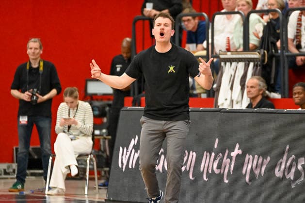 Hendrik Gruhn (Artland Dragons, Trainer) gestikuliert Artland Dragons vs. Bayer Giants Leverkusen, 2. Basketball-Bundesliga, Pro A, 34. Spieltag, Saison 2025 2026, 02.05.2026, Artland Dragons vs. Bayer Giants Leverkusen, 2. Basketball-Bundesliga, Pro A, 34. Spieltag, Saison 2025 2026, 02.05.2026 Quakenbrueck Copyright: xEibner-Pressefoto RobertxGertzenx EP_RGN